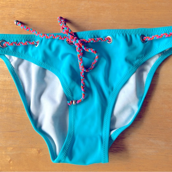 Bikini - Picture 4 of 5